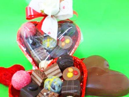 Alles-Liebe-zum-Valentinstag-Geschenk-Bundle-Pralinen+Schoko-Pauls-Schokolaedchen-quer-1