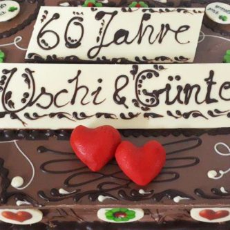 Geschenktorte-60-Jahre-Uschi-und-Guenther-mit-Herzen-Pauls-Schokolaedchen-quer