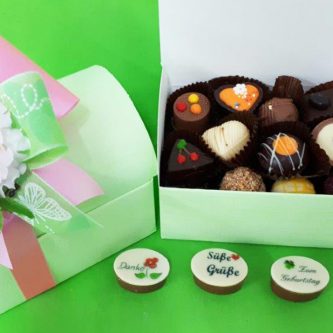 Pralinen-Geschenkbox-mit-Blume-und-Schleife-Pauls-Schokolaedchen-quer