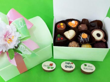 Pralinen-Geschenkbox-mit-Blume-und-Schleife-Pauls-Schokolaedchen-quer