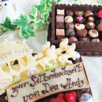 Torte-und-Pralinen-zur-Silberhochzeit-Geschenk-Pauls-Schokolaedchen-quer